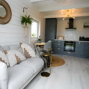 https://the-paddocks-cabin-stylish-cozy-private.corkhotel.net